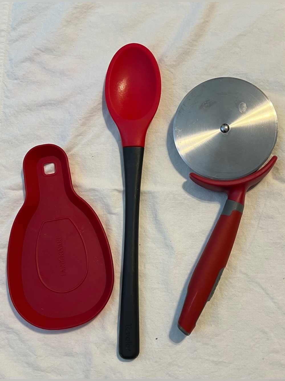 Red Kitchen Tool Accessory Set Spoon Rest Spoon Pizza Cutter 3 Pieces